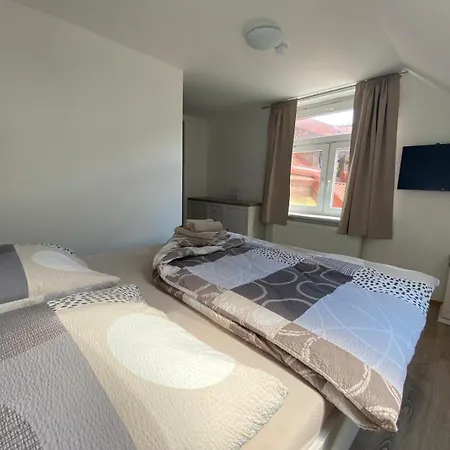 U Adama كارلستين